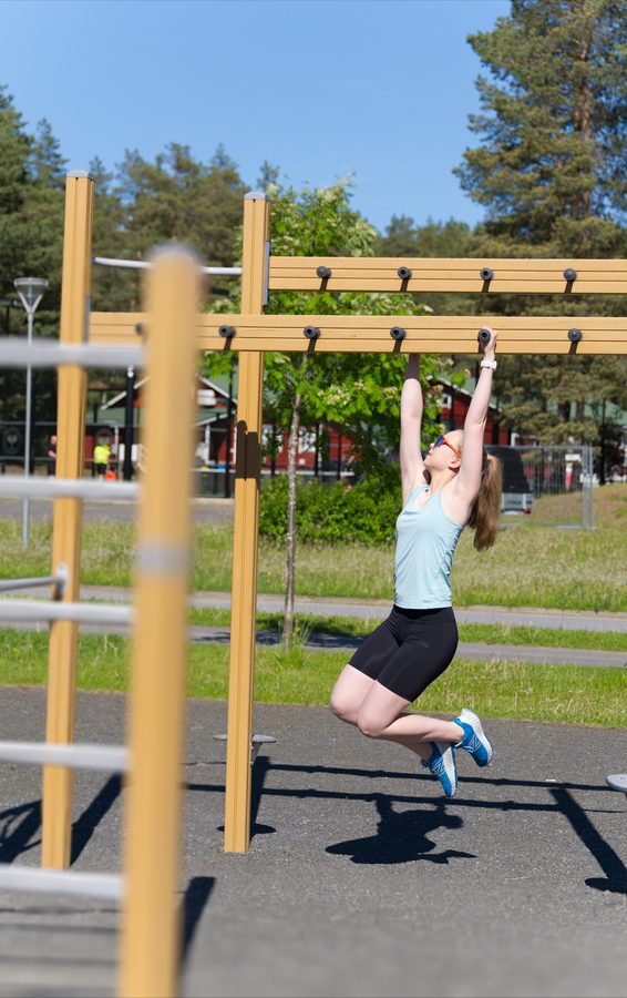Juliaana leuanvedossa ulkokuntoilulaitteilla