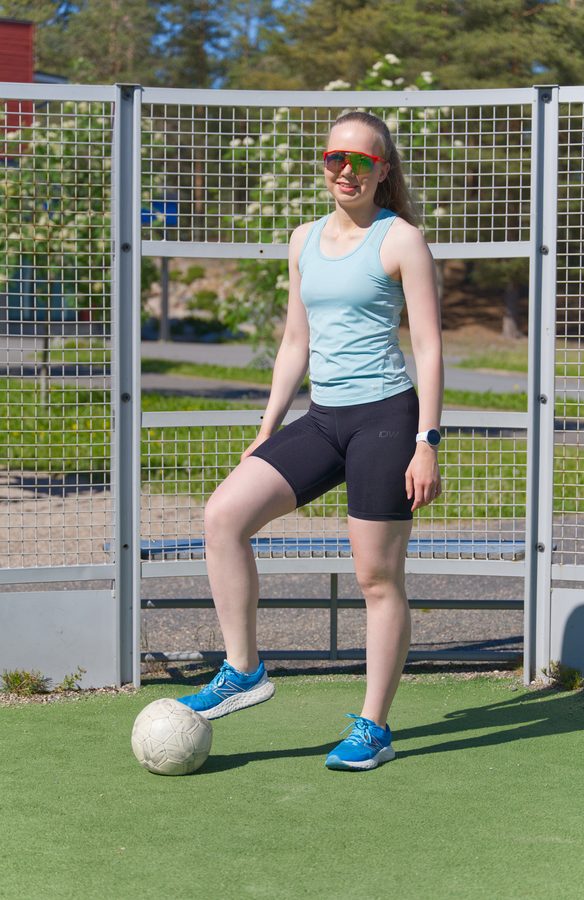 Juliaana Laatikainen pallon kanssa Virpiniemen kentällä